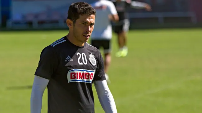 Israel Castro en un entrenamiento de Chivas