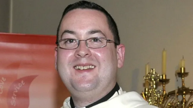 Crossan mientras oficia una misa