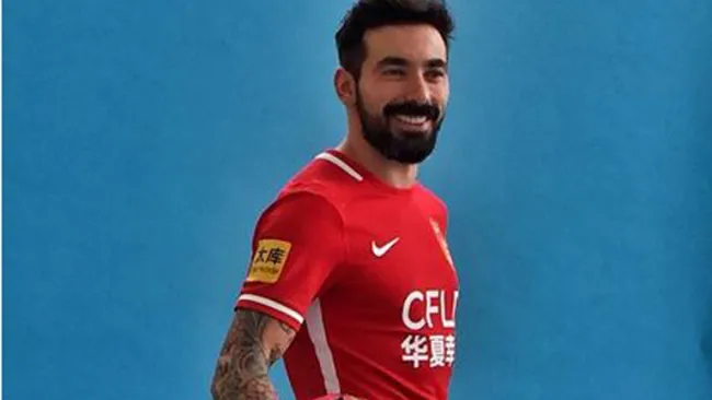 Lavezzi posa con la casaca del Hebei China Fortune