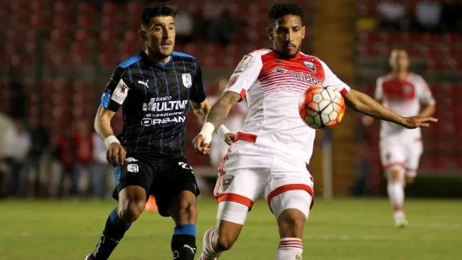 Jugadores de Gallos y D.C. United pelean el esférico en el juego de Ida