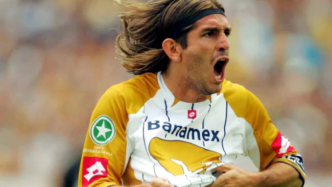 Marioni festeja luego de anotarle a Cruz Azul en 2004