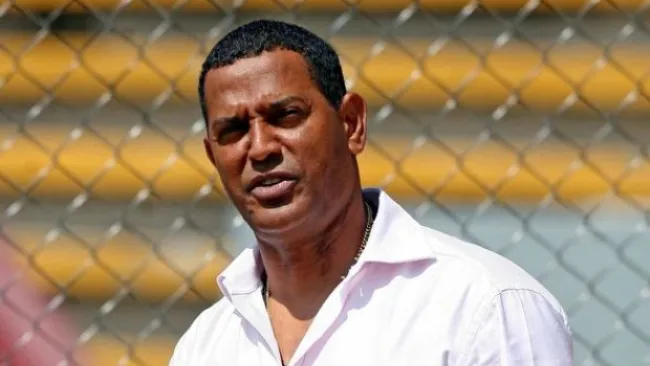 Carlos Santos observa un entrenamiento