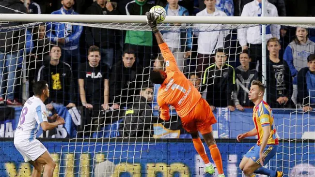 Kameni intenta quedarse con el esférico pero lo mete a su portería