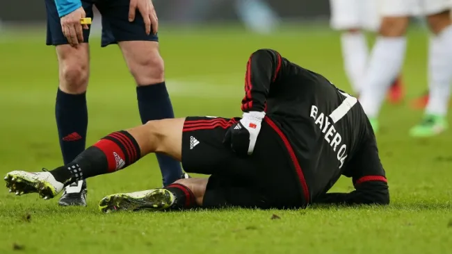 Chicharito se tira en el césped