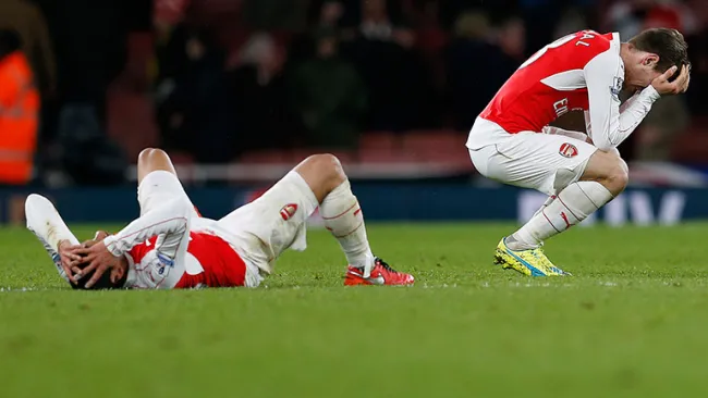 Jugadores de Arsenal lamentan la derrota contra Swansea 