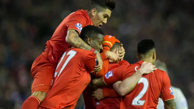 Jugadores del Liverpool celebran gol contra el City