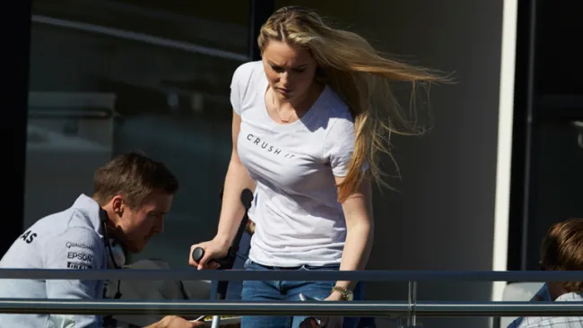 Lindsey Vonn camina con muletas de apoyo