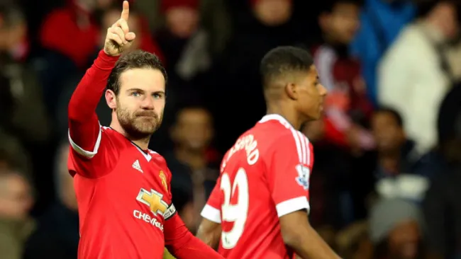 Juan Mata celebra tras marcar el tanto del triunfo contra Watford