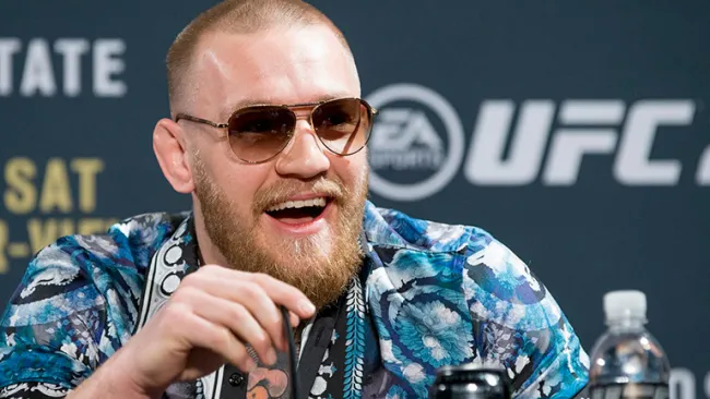 Conor McGregor con camisa similar a la del Chapo