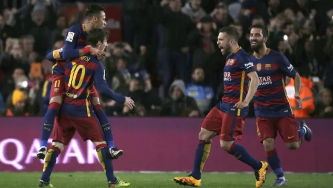 Neymar y Messi festejan anotación del Barcelona