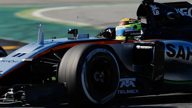 Checo, a bordo de su Force India en los entrenamientos