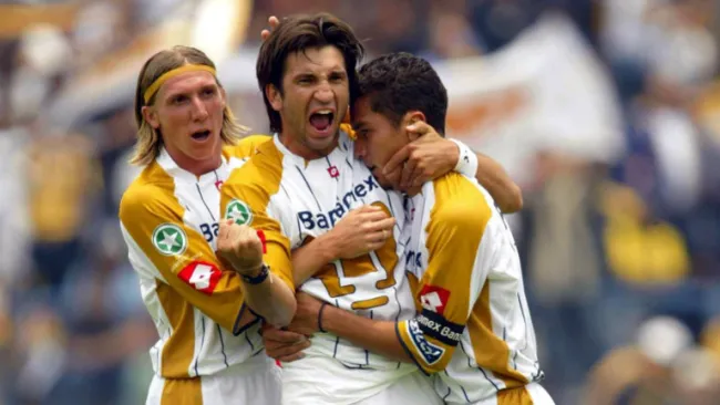 Kikín Fonseca festeja un gol con Pumas