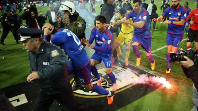 Pulido abandona el campo tras agresiones de fans