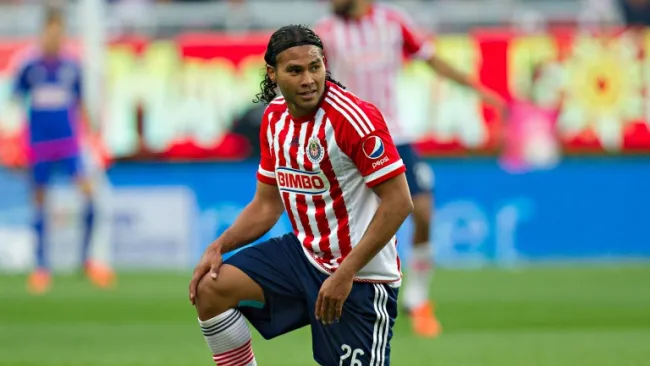 Carlos Peña en un partido de Chivas