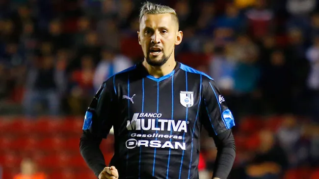 Yasser Corona en un partido con Querétaro 