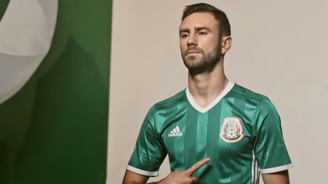 Miguel Layún con la nueva playera verde del Tri 