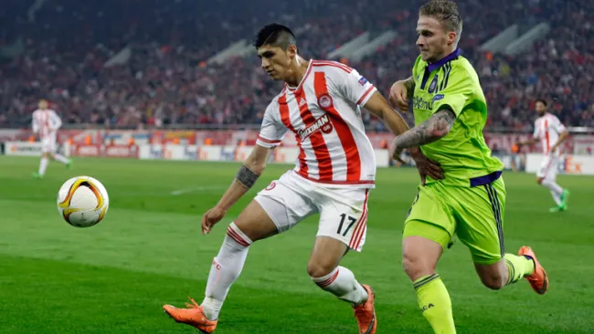 Pulido conduce el balón en Europa League