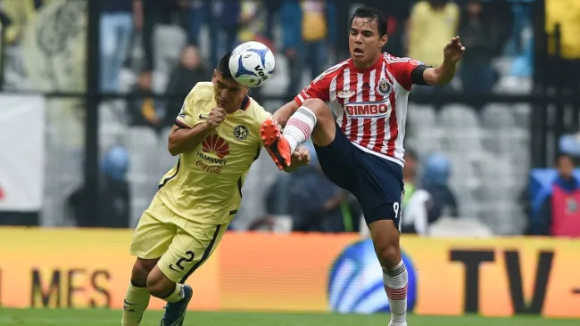 Goltz y Bravo pelean un balón en la última edición del Clásico Nacional