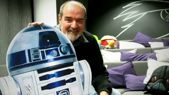 Tony Dyson posa con R2-D2