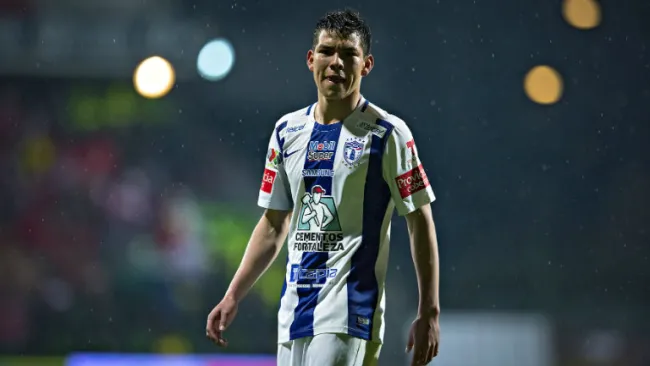 Hirving Lozano en un partido de los Tuzos