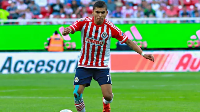 Orbelín Pineda durante un partido de Chivas