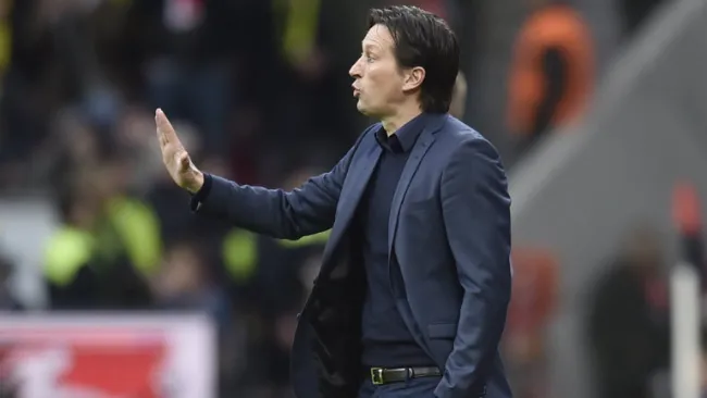 Roger Schmidt durante un partido del Bayer Leverkusen