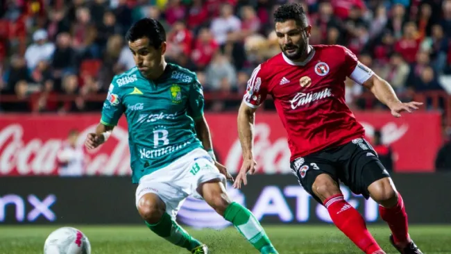 Maximiliano Moralez y Javier Gandolfi durante el partido