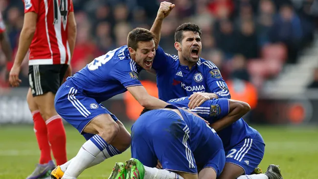 Jugadores del Chelsea celebran una anotación