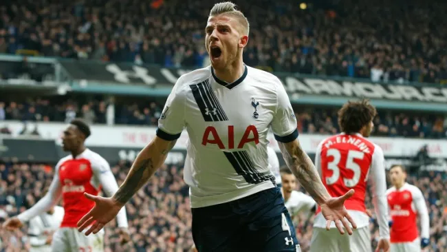 Toby Alderweireld festeja tras marcar con Tottenham