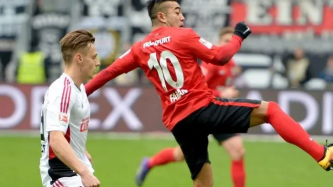 Fabián disputa el esférico contra un rival