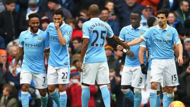Jugadores del Manchester City festejan un gol