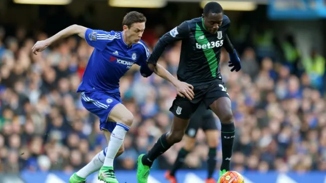 Matic pelea un balón con Imbula en el partido de la Jornada 29 de la Premier