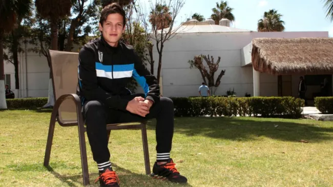 Carlos Fierro posa para sesión de fotos