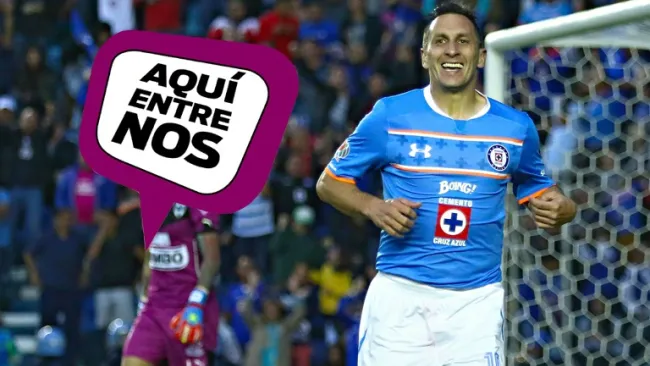 Chaco Giménez en un duelo con Cruz Azul