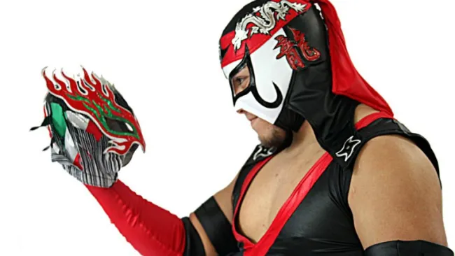 Octagón Jr. posa con su antigua máscara