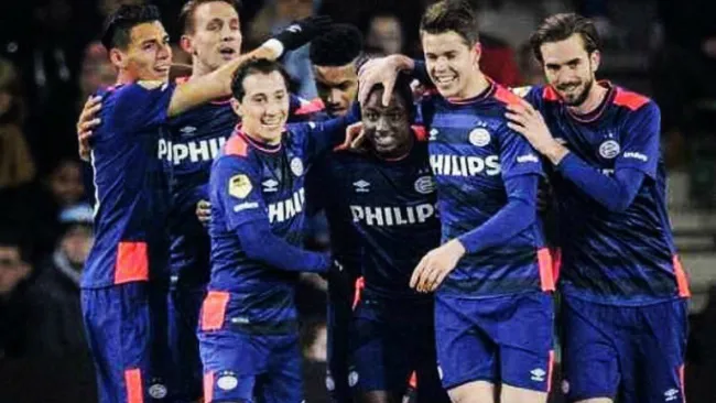 Jugadors del PSV celebrando una anotación