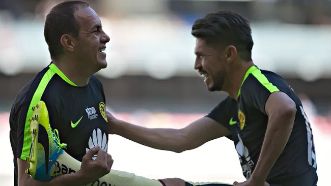 Cuauhtémoc Blanco calienta con Oribe Peralta
