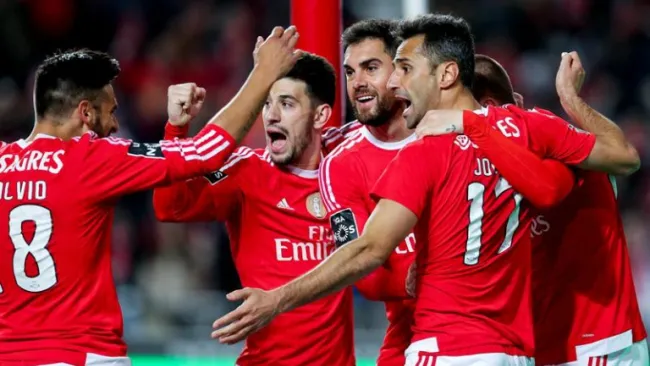 Jugadores del Benfica festejan el gol