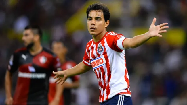 Omar Bravo reclama una falta