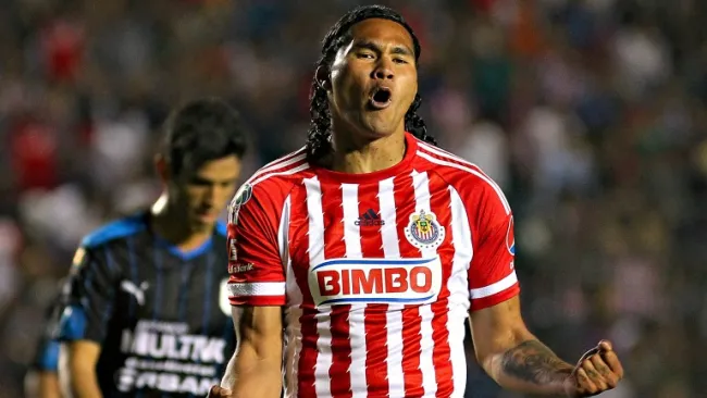 Carlos Peña festeja su gol con Chivas