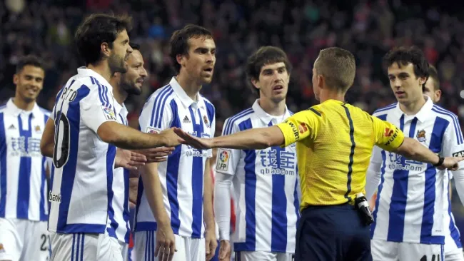 Los jugadores de la Real Sociedad reclaman una jugada al árbitro