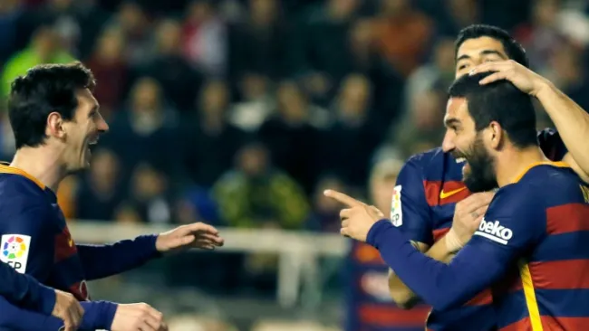 Arda Turam celebra su gol con sus compañeros