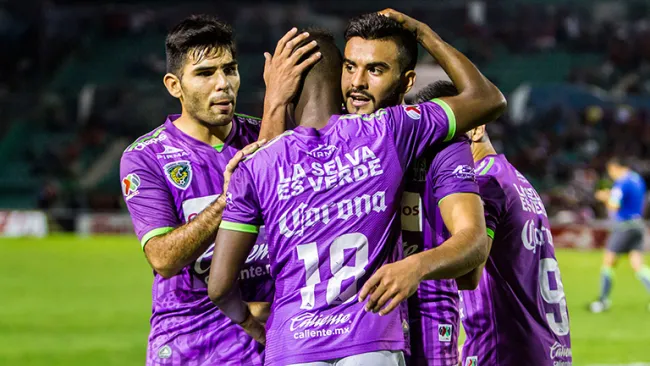 Jugadores de Chiapas festejan el gol de la victoria contra Toluca