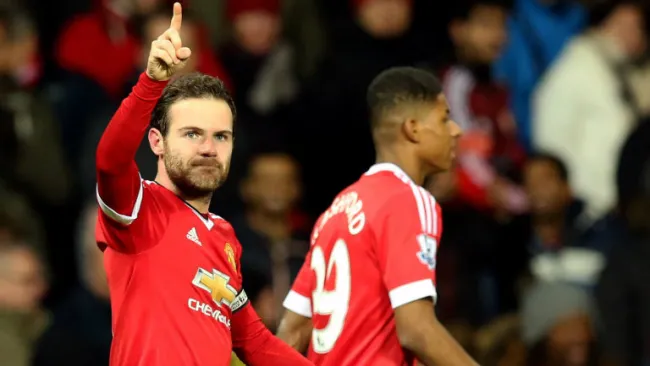 Juan Mata celebra gol con el Manchester United