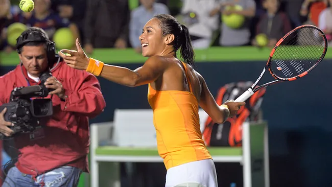 Watson envía pelotas a la grada tras vencer a Wozniacki