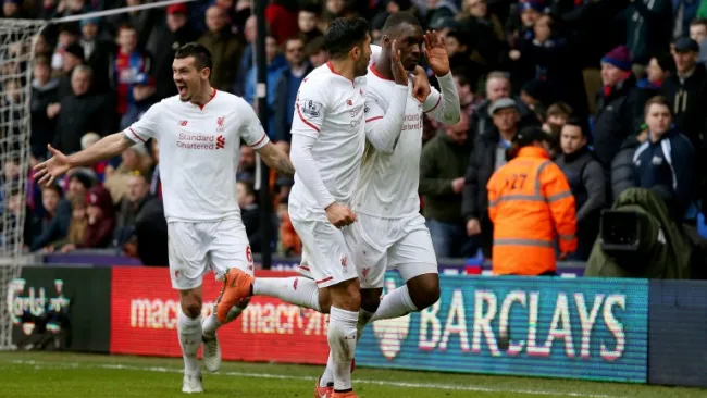 Benteke celebra el gol de la victoria con sus compañeros
