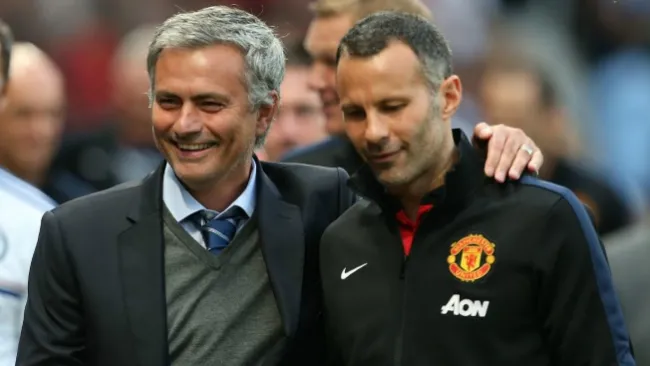 Mou abraza a Giggs en un partido del United