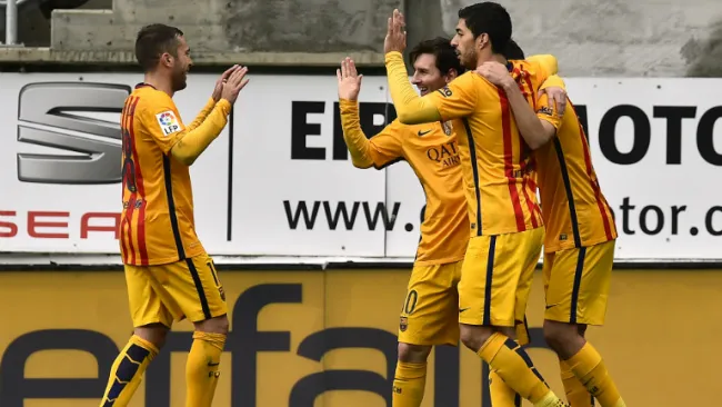 Messi celebra junto a sus compañeros luego de anotar