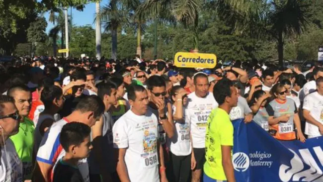 Corredores participan en la Carrera Ganac