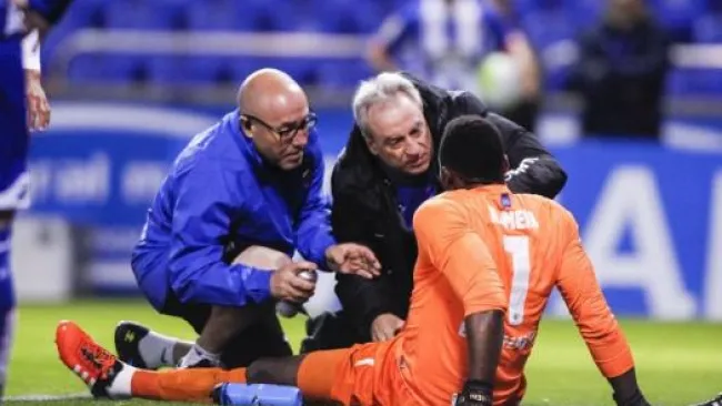 Kameni al momento de ser atendido por el cuerpo médico